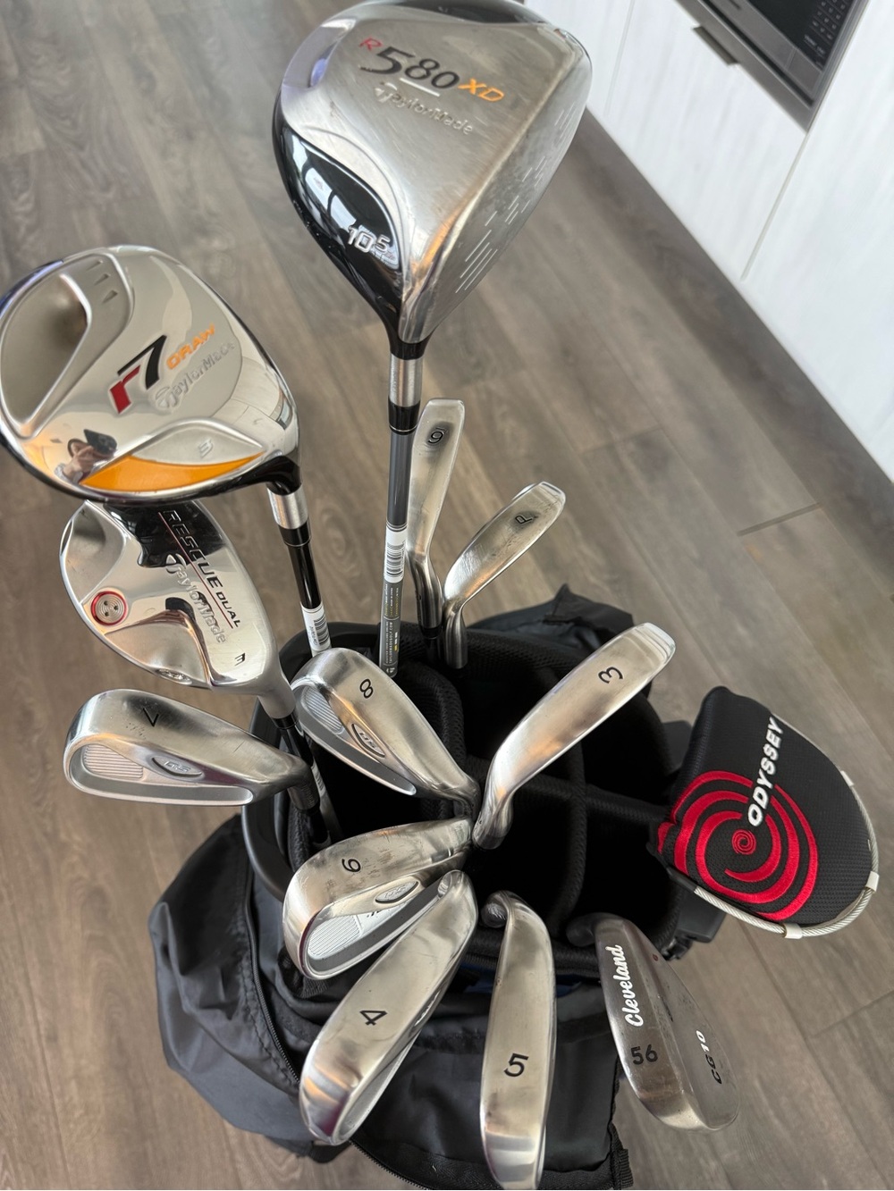 TaylorMade Silver and Black Golf Club Set in Carry Bag